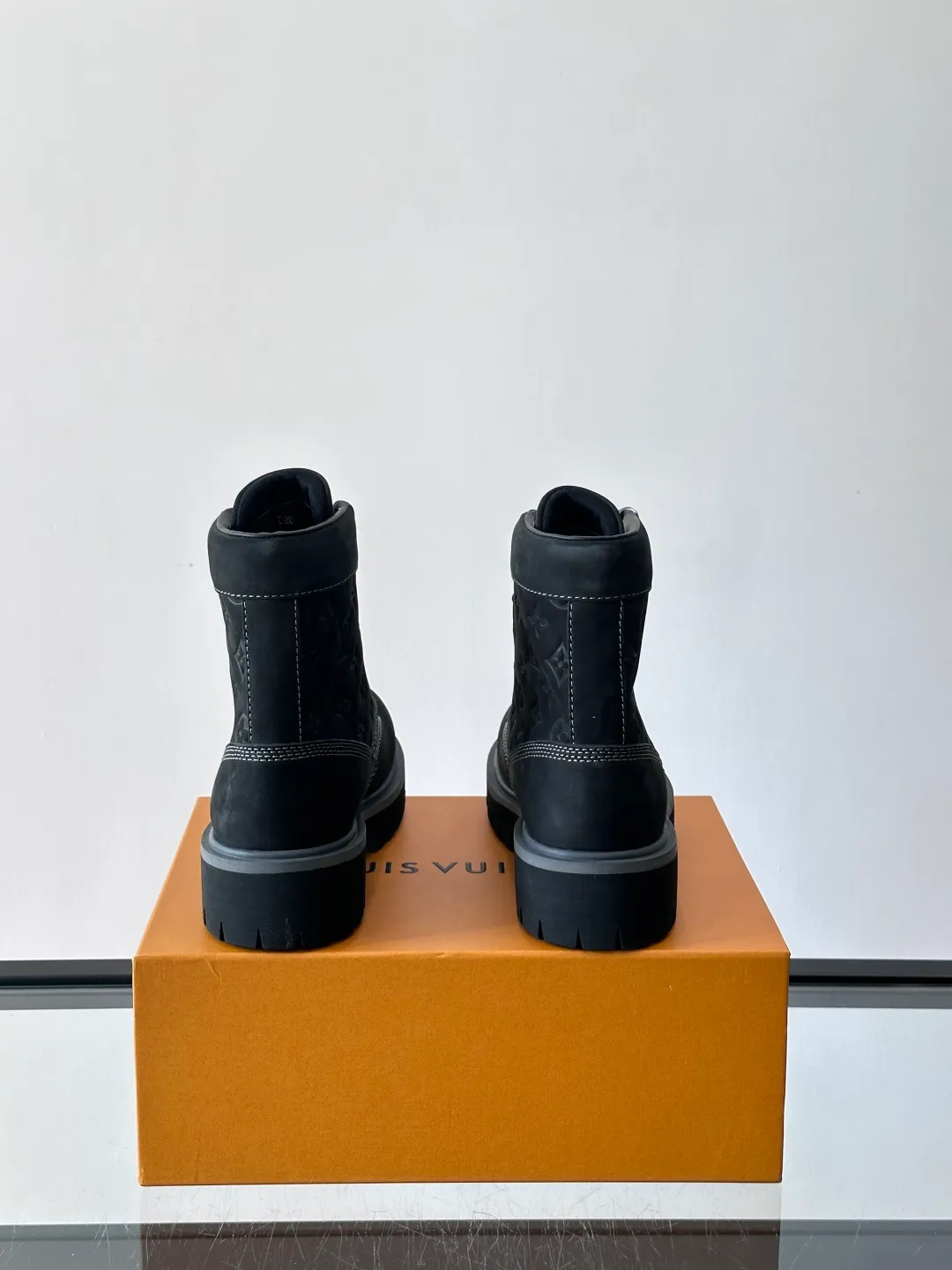 [L Home] Top P: 920💰 Size: 39-44 (45 can be customized) LOUIS VUITTON Louis Vuitton ss25 LV Donkey brand new thick-soled lace-up big-toe shoes men's casual shoes high-top short boots. These boots are crafted from top-grain calf leather for a lightweight and comfortable fit. The thick EVA outsole is embellished with eye-catching ridges, and the trendy attitude of being both strong and soft makes it an everyday choice. ✔Upper: imported first-layer cowhide ✔Lining: cowhide ✔Outsole: original molded outsole